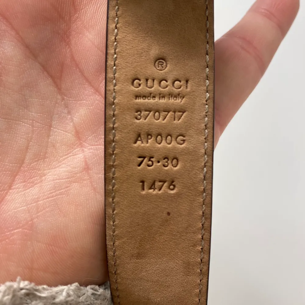Äkta Gucci bälte i längd 95 cm-100 cm. Passar till storlek Xs-s. Använd få gånger. Fick present nypris 2000 kr ca.. Accessoarer.