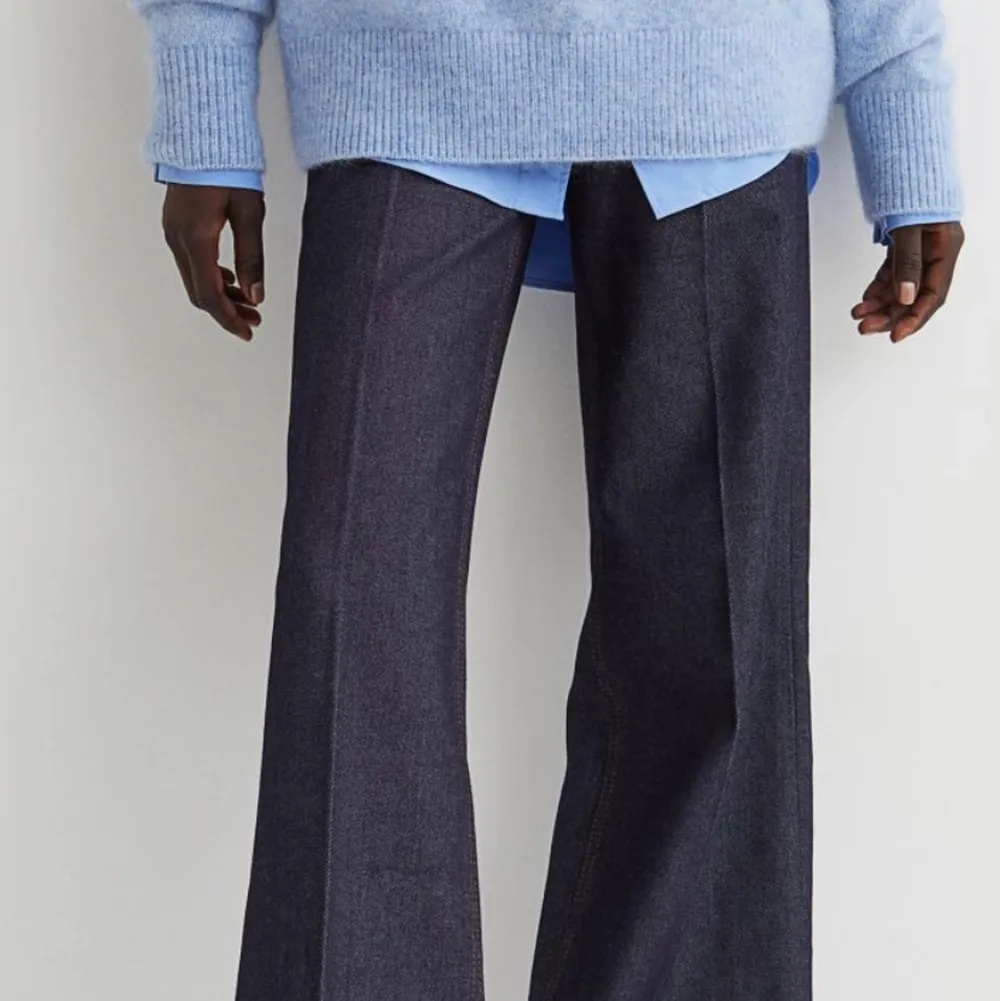 Mörkblå jeans från HM. Storlek 32. För referens så är jag 163 cm. . Jeans & Byxor.