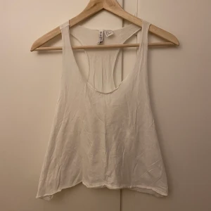 Kort topp M - Kort linne med brottarrygg. Lös passform. Storlek M. Aldrig använd. Från H&M. Kan mötas upp i centrala Sundsvall eller skicka om köparen betalar frakten. Helst swish. 