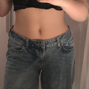 lågmidjade jeans från hm💕 - Säljer ett par supersnygga lågmidjade hm jeans i strlk 38. Säljer för har ej kommit till användning. 100kr + frakt 