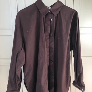 Arket skjorta - Brun skjorta från arket i fint skick! Säljes då den inte kommer till användning längre. Strl 38 men sitter snyggt & lite oversize på en 34/36 också!