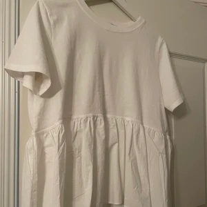 Vit volangtröja  - Skitsnygg volang t-shirt från zara som aldrig är använd, alltså i nyskick  🙌🏼 supersöt till i princip allting och perfekt till sommaren/våren 😍