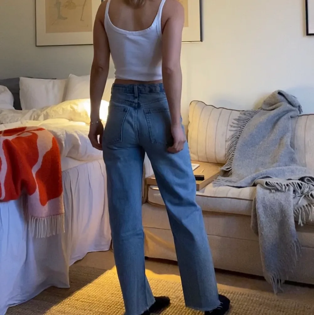 Ljusblå straight jeans i storlek 25. I mycket fint skick. För referens så är jag 163 cm. . Jeans & Byxor.