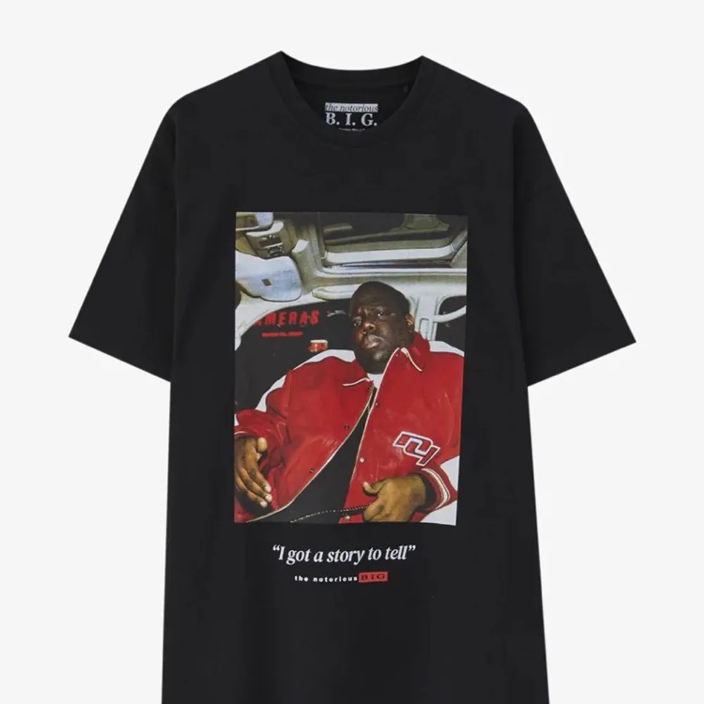 Denna t-shirt bär storleken M, men passar nästan superbra för alla kroppar. Tshirten har en bra passform som gör att den passar en person som vanligtvis har S/M/L Det tillkommer även med ett klistermärke av märket samt prislapp om så önskas. Använt endast 2 gånger, då den kan komma till användning för någon annan Ny pris = 199kr Pris kan diskuteras⁉️ OBS!! Frakt står alltid köparen för. T-paidat.