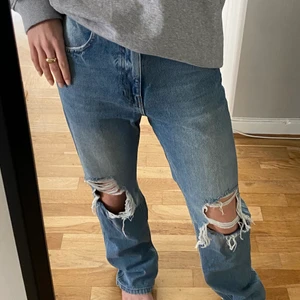 Slitna Jeans - Jeans från NA-KD 👖 Superfin passform & använda en gång. Storlek 38 men jag är annars en 34-36 i byxor, se bilder för passform! Jag är 169 så dessa är långa 💙