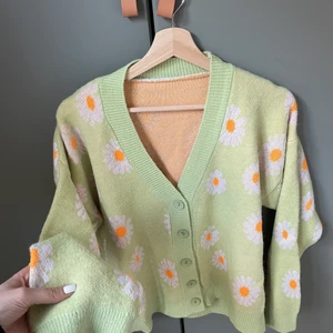 Blommig kofta - En mjuk och gosig blommig kofta! Storlek uppskattad till M lite oversize modell. 