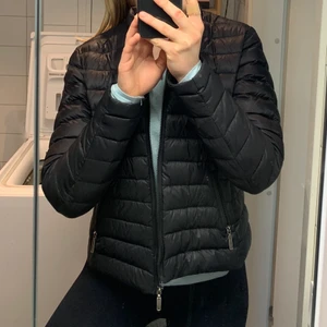 Peak performance jacka  - Tunn dunjacka från peak performance, fint skick och har senaste 2 åren använts typ 3gånger/år. Inga märkbara slitningar. Inga hål eller fläckar. Något liten i storleken skulle jag nog säga 