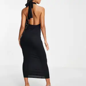 Säljer min super snygga svarta klänning från ASOS i storlek 38. Den är nu slutsåld på deras hemsida och jag har endast använt den 1 gång. Skriv för fler bilder(Lånade bilder från deras hemsida)
