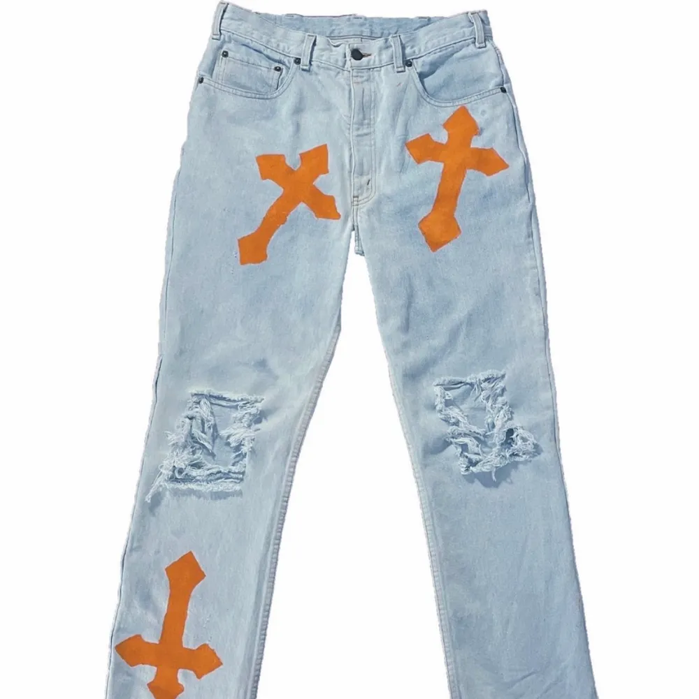 Custom Levis jeans från mitt brand storlek 32 34 https://www.instagram.com/velvethell.xyz/. Jeans & Byxor.