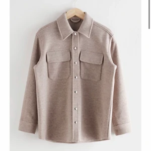 & other stories jacka - perfket till våren och så snygg passform🤩 storlek 34 men skulle säga att den passar 36 också! nypris 1300 och den är som ny!!