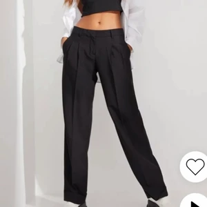 Kostym byxor - Raka kostym byxor som man kan vika när för att efterlikna dickies. Går ner hela vägen så de hänger över skon. Nyskick använda 2 gånger. Säljer pga att dem är för små för mig.  Jag är i vanliga fall storlek 38/ M i byxor skulle säga att dessa passar mer någon i S / 34/ 36 