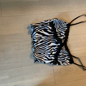 Zebrarandigt linne - Hej jag säljer mitt zebrarandigt linne som är helt nytt den passade tyvärr inte på mig så jag behöver tyvärr sälja den!💕