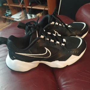 Nike Air Heights dam stl 38 - Fina sneakers i nyskick, köpt för 839 kr för ungefär ett år sedan men knappt använda. Sköna och bekväma skor men glömde bort dem lite för snabbt för att behålla dem och har flera par som liknar. Lite högre sula som ger en sportig 90-talslook. Hoppas kunna göra nån annan glad med dessa snygga Nike Airs!