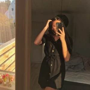 Klänning - Kort klänning i ett väldigt tunt material, säljer då den har blivit för kort för mig (164 cm) men har länge varit en favorit. Meddela för fler bilder 