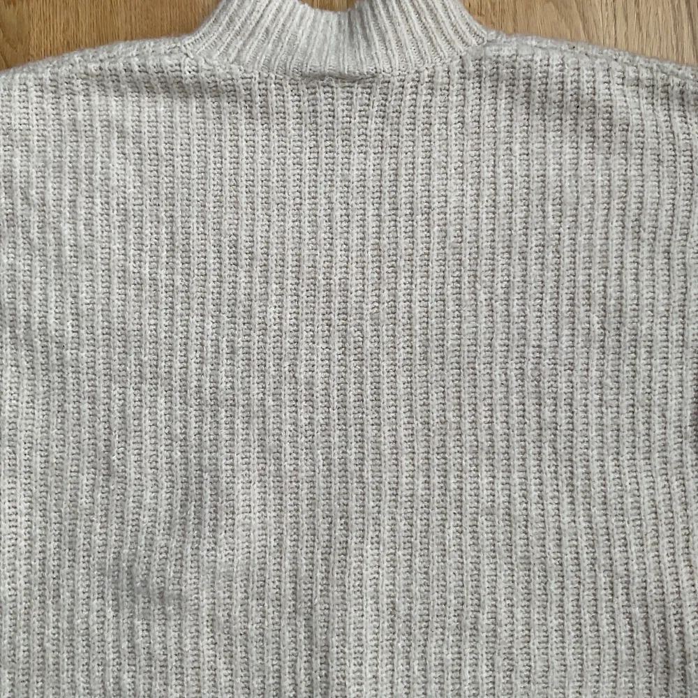 Säljer den här finna stickade tröjan.I första bilden så ser den grå ut men den är Begie💗. Tröjor & Koftor.