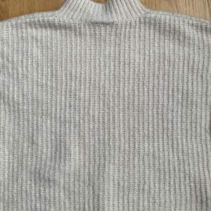 Säljer den här finna stickade tröjan.I första bilden så ser den grå ut men den är Begie💗