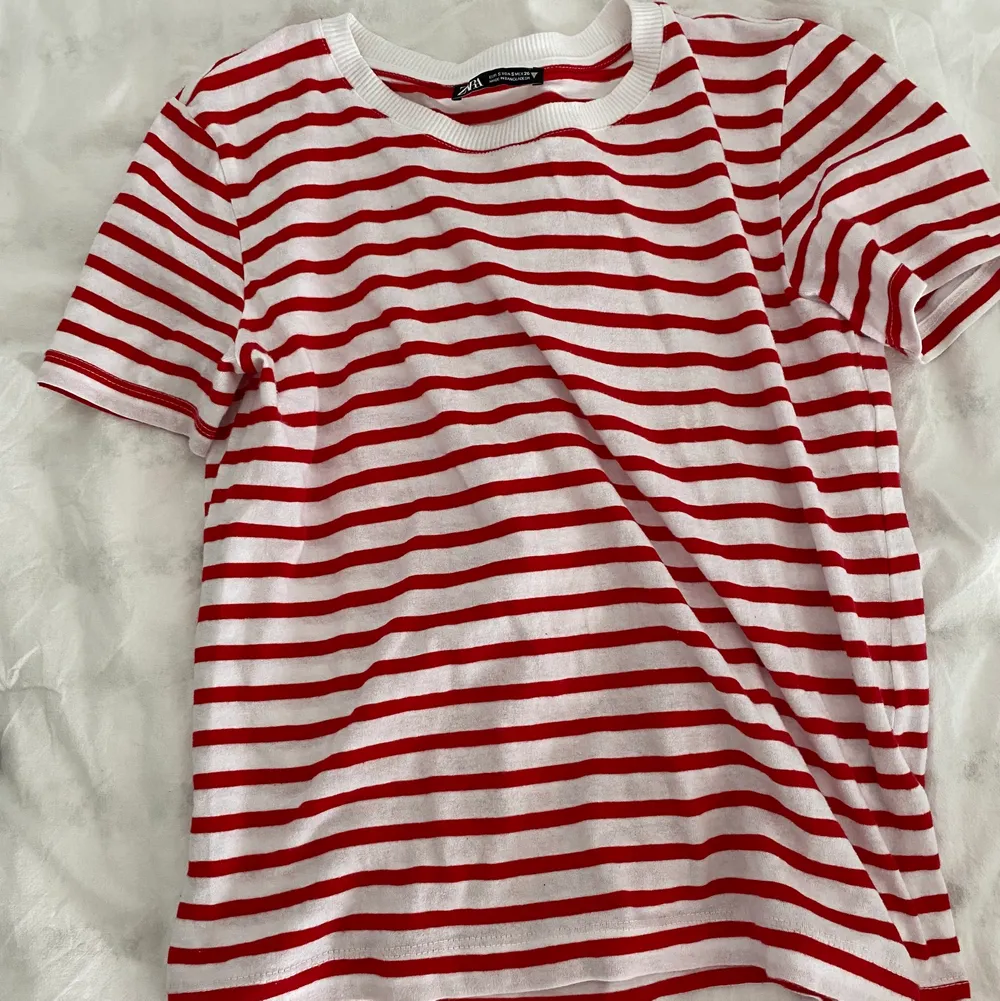 Säljer denna rödrandiga t-shirt från Zara i stl S men sitter som en M.. T-shirts.