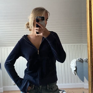 Juicy couture kofta - Skitsnygg mörkblå juicy couture kofta! Står storlek L men skulle uppskatta mindre, jag är en Small. Säljs vid högt intresse❤️köpt secondhand