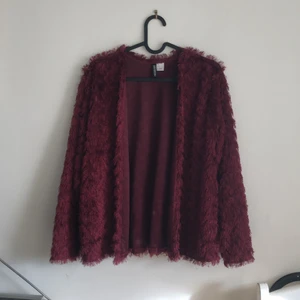 Kofta h&m - Vinröd öppen kofta med fransar från H&M, bra skick.