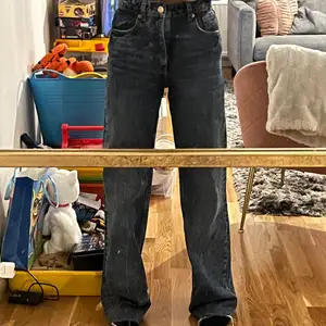 Zaras blå/whitewashed vintage jeans i baggy modell, sitter superfint omkring höfterna och midjan. Jag säljer dessa pågrund av att de blivit alldeles för små vilket är synd då de endast är använda ett fåtal gånger. Jag har själv klippt de och de passar lite långt på mig som är 160