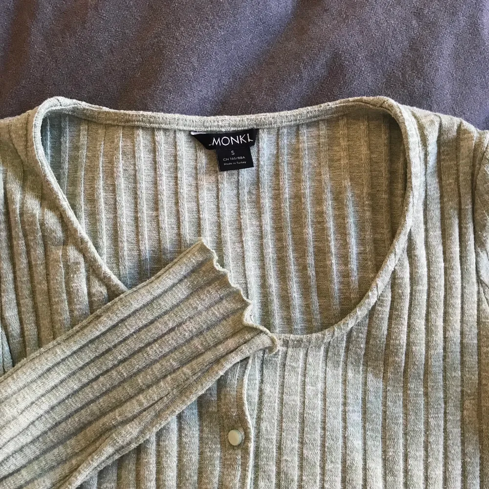 Hej! Säljer denna gulliga tröja då den inte kommer till användning. Inte mycket använd så därför i gott skick. OBS! Köparen står för frakt. :). Tröjor & Koftor.