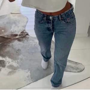 Zara mid rise straight jeans, i stl 34. Sparsamt använda, i jättebra skick. De två första bilderna är lånade den sista är min💖💖😊frakt tillkommer! Buda ej om du ej har råd😀