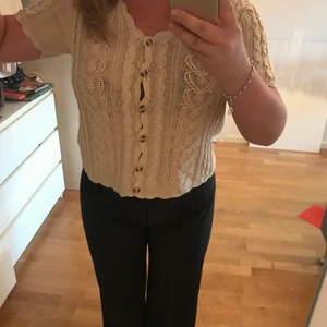 Stickad topp - Stickad topp med knappar