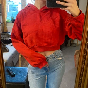 Röd croppad hoodie - En röd cropped huvtröja! Kan fraktas då köparen står för frakt 