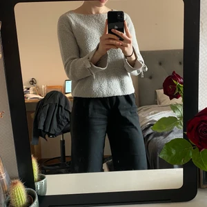 Stickad tröja - Supermysig och snygg stickad tröja från mango, med fina knyten på ärmarna. Den är inte alls sticksig, och i väldigt fint skick. Säljer då den tyvärr inte används, och nypris var 400kr!💕