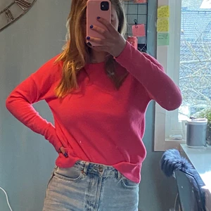 Neonrosa tröja  - En verkligen neonrosa tröja i något slags fleecematerial typ. SÅ skön! Fint, men begagnat skick. 