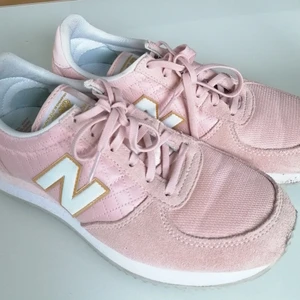 Sneakers  - Har bara använt dem en gång, str 38, pris 200kr +frakt 