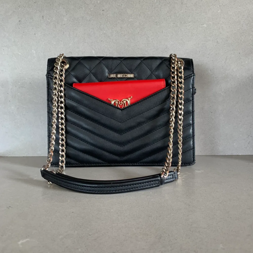 Svart väska från Love Moschino med liten röd kuvertväska inuti❤️🖤. Väskor.
