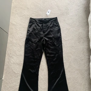 Silkes kostymbyxor - Superfina svarta, vida silkes kostymbyxor i stl 34. Användbara och väldigt trendiga. Lappen sitter kvar så de är aldrig använda och i nyskick. Köpa från Gina tricot. Ordinarie pris 300 - nytt pris 100😍✨