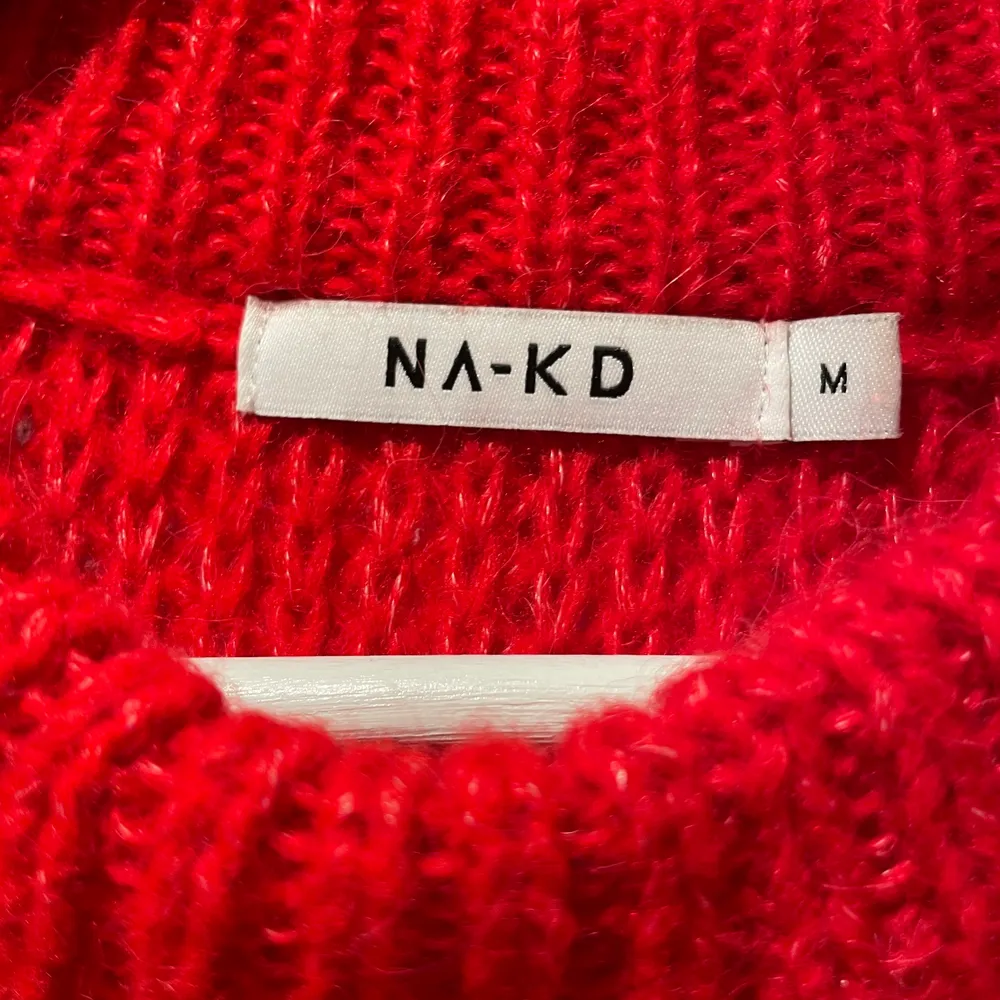 Säljer denna jättefina stickade tröja från NAKD som är perfekt för sena sommarkvällar, aldrig använd. Köpt för 300kr säljer för 150kr! 💞💞. Stickat.