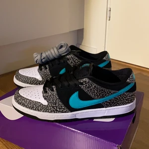 Nike sb dunk low ”Atmos Eleohant” - Nike sb dunk i storlek 43. Skick är 10/10 och aldrig prövade. Nypris ligger runt 3600kr. Pris kan även diskuteras!