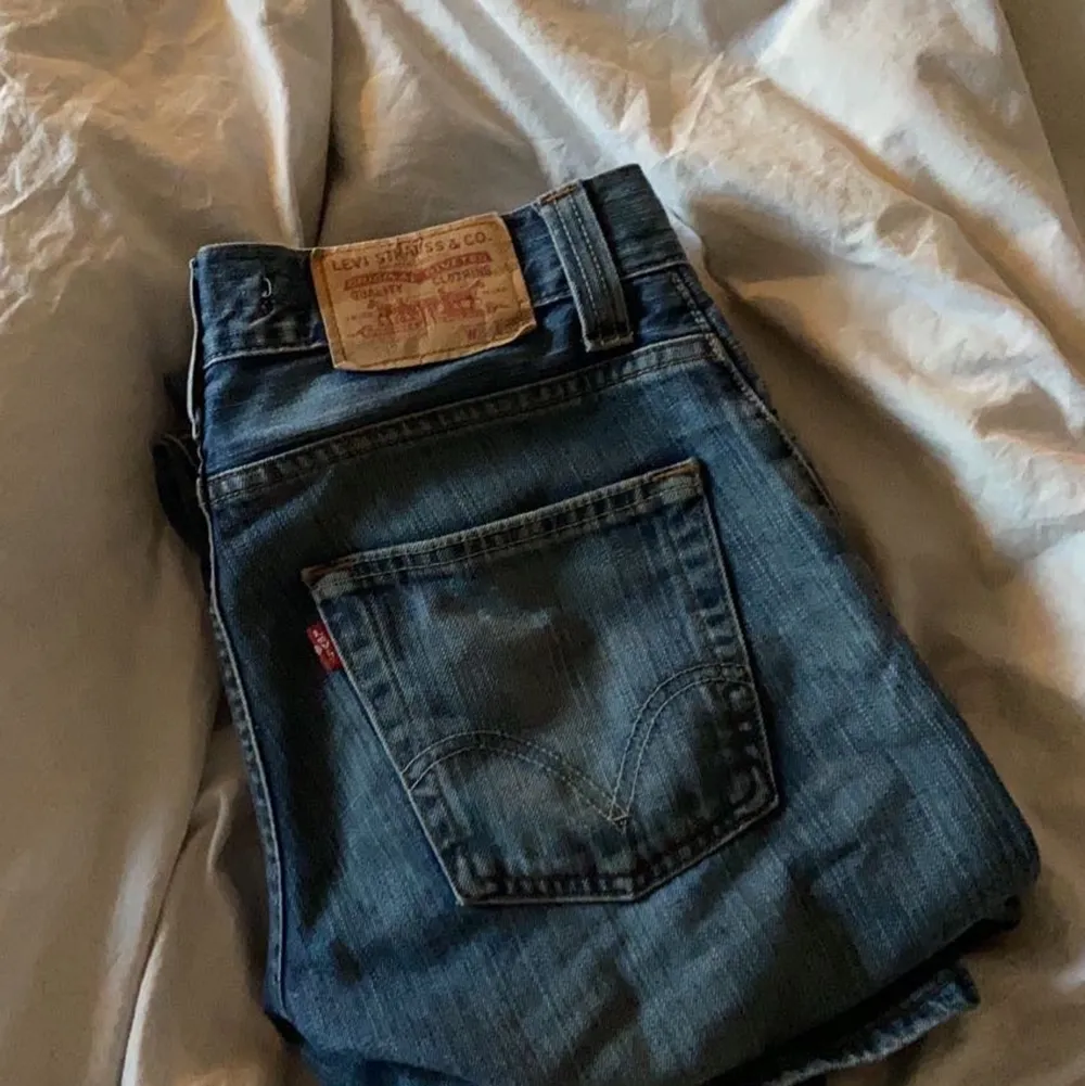 Säljer dessa svin snygga lågmidjade Levis jeans!! W28 L32 (vid flera intressen blir det budgivning) frakten ingår inte!! BUD: 450kr + frakt. Jeans & Byxor.