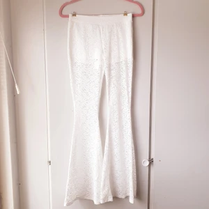 Utsvängda spets byxor - 🧚‍♀️FÖRST TILL KVARN!🧚‍♀️ Ett par jättefina utsvängda spetsbyxor från gina tricot. Storlek XS, tyget har lite stretch i sig så en liten S skulle dessa sitta fint på med. Endast provad. Köpte för ett bra tag sedan men har bara legat i min garderob👉🏼👈🏼💔  Hjärtat värker men vill gärna ge vidare den till älskande händer💕 Nypris:299kr Säljer:160+frakt