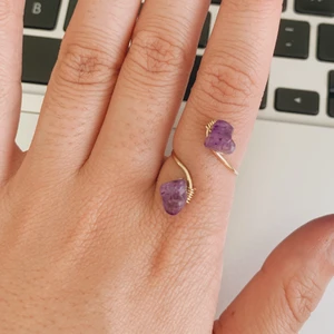 Justerbara handgjorda bypassringar - FRI FRAKT!!! Justerbara handgjorda bypassringar/spiralringar! Kan beställas i lila och grön färg i lång eller kort storlek (dvs längden på ringen förändras, ej storleken eftersom storleken är justerbar). Fri frakt!!🥰❤️ KAN NU ÄVEN BESTÄLLAS I SILVER (gäller också alla andra ringar och många av örhängen jag lagt upp!!)