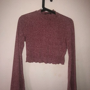 Rosa magtröja - En ribbad rosa magtröja endast testad med volang detaljer