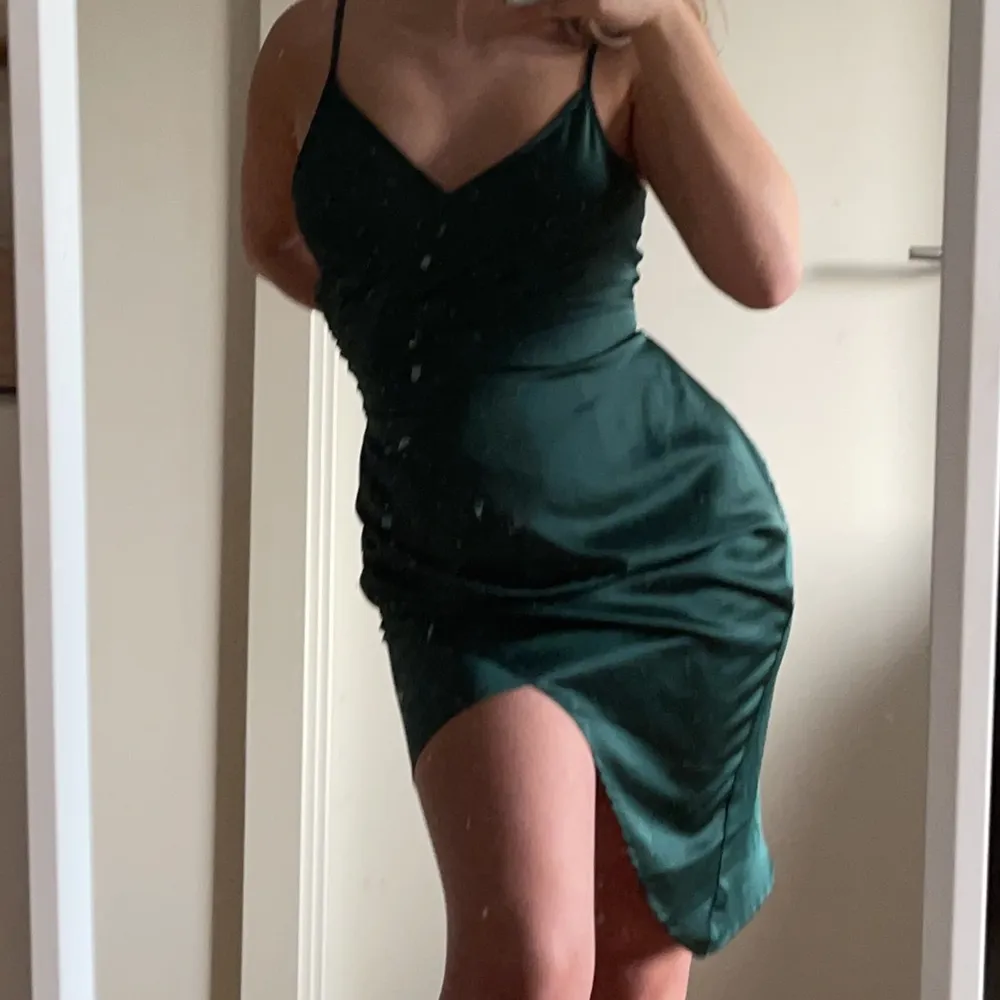 Jättefin grönaktig bodycon klänning från PRETTY LITTLE THING har använt den 1 gång, aldrig mer. Det går att bestämma längden på klänningen som ni ser på bilderna jag har lagt upp. Den kan bli både längre och kortare. Det är spegeln som är lite smutsig men kan lägga upp fler bilder om någon skulle vilja det 🥰 . Klänningar.
