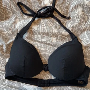 Svart bikini bh 75A - En jätte fin bikini bh utan push up i storlek 75A. 