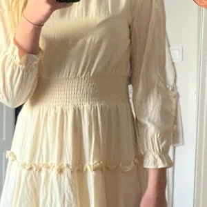 Little remix klänning - Klänningen är från little remix och är nästa oanvänd, jag har använt den en gång, nu är den för liten och jag kan inte använda den längre. Storleken är för 12 åringar och är storlek 150(barn). Orginal pris 1200kr