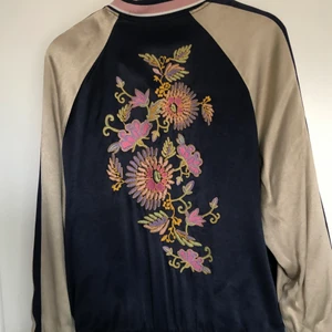 Jacka med tryck - Superfin jacka till våren från H&M:) Jackan är en 38 men hänger lite ovesized, har fina rosa detaljer och ett vårigt tryck på ryggen😍