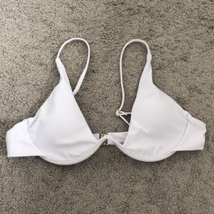 Bikini överdel  - Säljer denna supersnygga bikin överdelen perfekt nu till sommaren! Inte använd en endast gång då den är helt ny! Tyvärr för liten för mig :( 