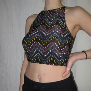 Topp - Topp med zig zag mönster. Passar st xs/s. Köparen står själv för frakt eller så möts vi upp i Sthlm🌹