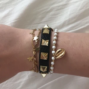 Valentino armband - Svart valentino inspirerat armband med gulddetaljer, aldrig använd. Finns ett ljusbeige med. Buda i kommentarerna