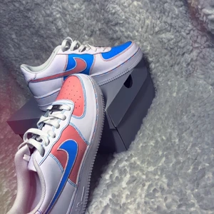 Custom Nike Air Force 1 - Säljer egengjorda Nike air force 1 skor! Storlek 38,5! Använt mig av: Aceton Angelus leather paint, duller, matte finisher  Bra kvalitet, inte använda endast designat!