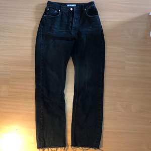 Raka svarta jeans från NAKD, knappt använda och bra skick 😙