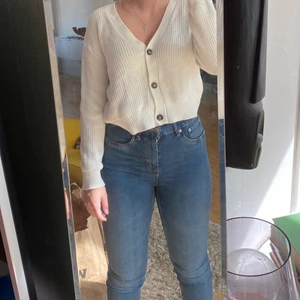 Kofta - Superfin stickad kofta från Lager 157, sitter jättefint men har inte användning för den. Kan mötas upp i Mjölby, annars står köparen för frakt☺️