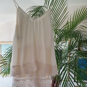 En kort linne shortklänning med kappa - En söt och sexig summer jumsuit och kappa på .I mycket bra skick och passar xs_ m .jätte bra till summer och beach. Finns fler bilder 